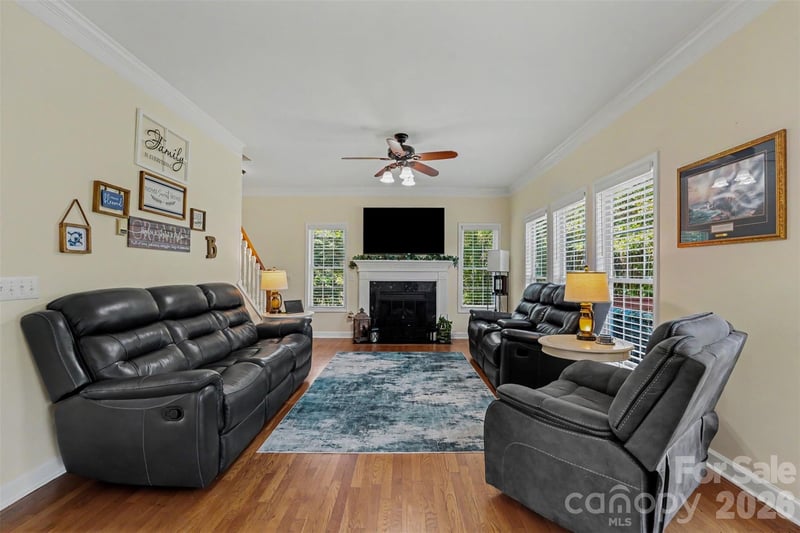 4858 Elmhurst Dr, Hickory, NC 28601