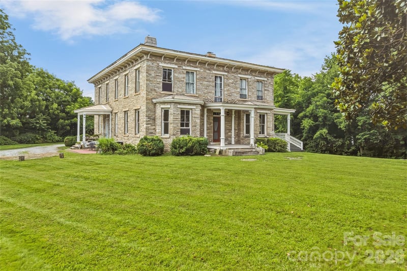 31 Meadows Blake House Ln, Fletcher, NC 28732