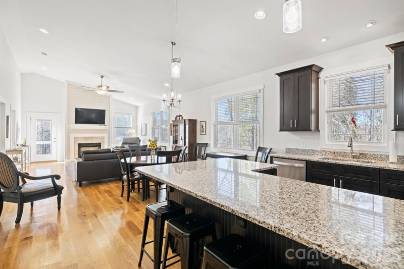 82 Summit Cir, Hendersonville, NC 28739