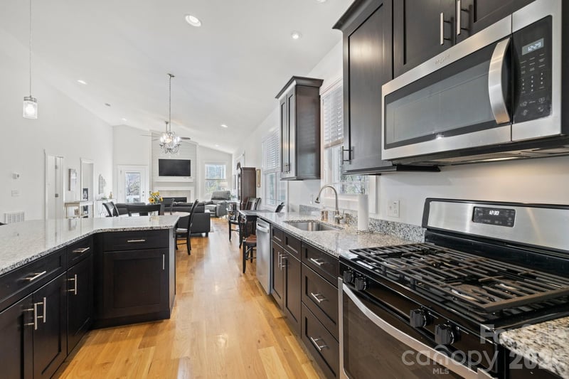 82 Summit Cir, Hendersonville, NC 28739