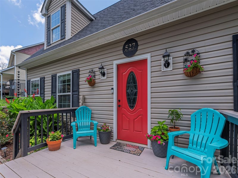 527 East St, Candler, NC 28715