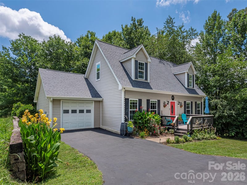 527 East St, Candler, NC 28715