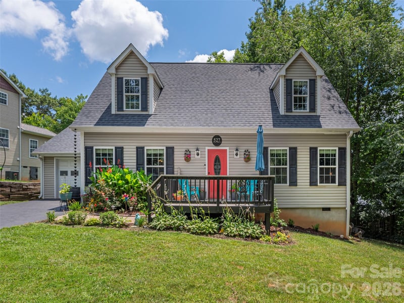527 East St, Candler, NC 28715
