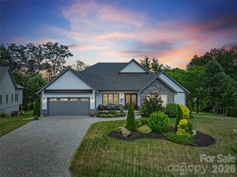 549 Daniel Circle Dr, Mills River, NC 28759