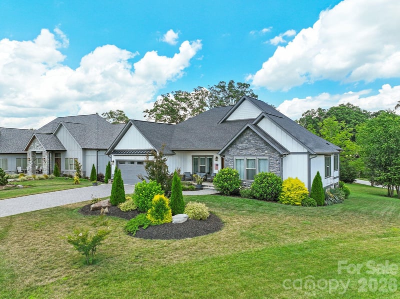 549 Daniel Circle Dr, Mills River, NC 28759