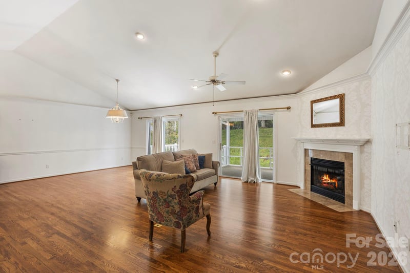 315 Charlestown Dr, Hendersonville, NC 28792