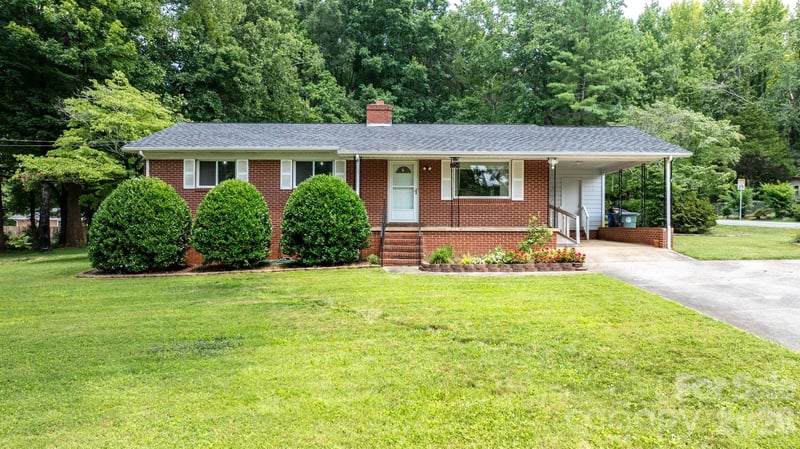 704 4th St, Conover, NC 28613