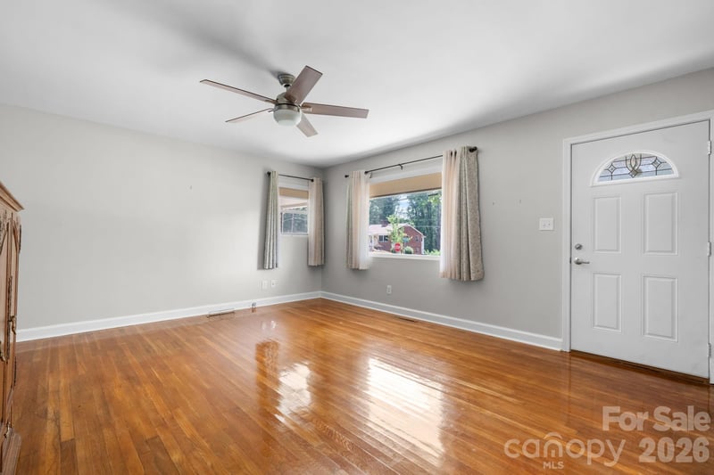 704 4th St, Conover, NC 28613