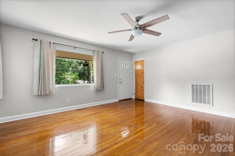 704 4th St, Conover, NC 28613