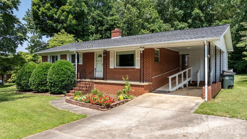 704 4th St, Conover, NC 28613