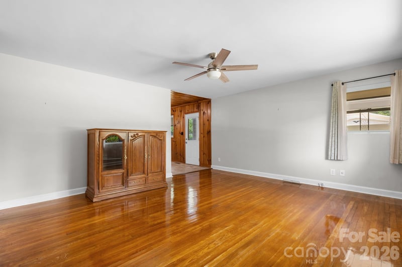 704 4th St, Conover, NC 28613