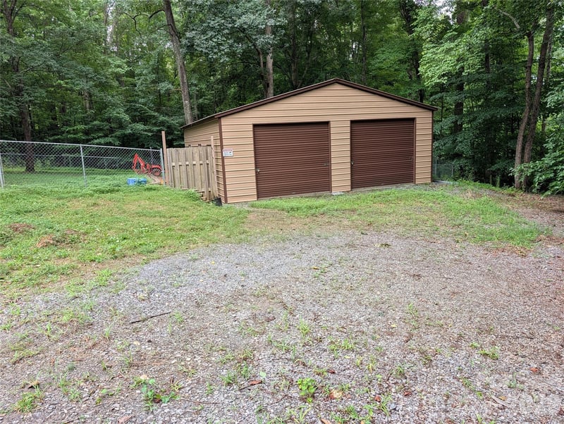 221 Shadowbrook Rd, Mount Holly, NC 28120