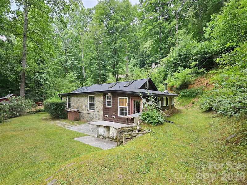 33 Tennis Court Rd, Burnsville, NC 28714