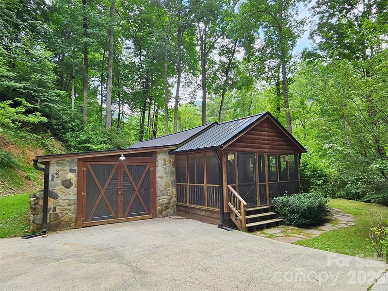 33 Tennis Court Rd, Burnsville, NC 28714