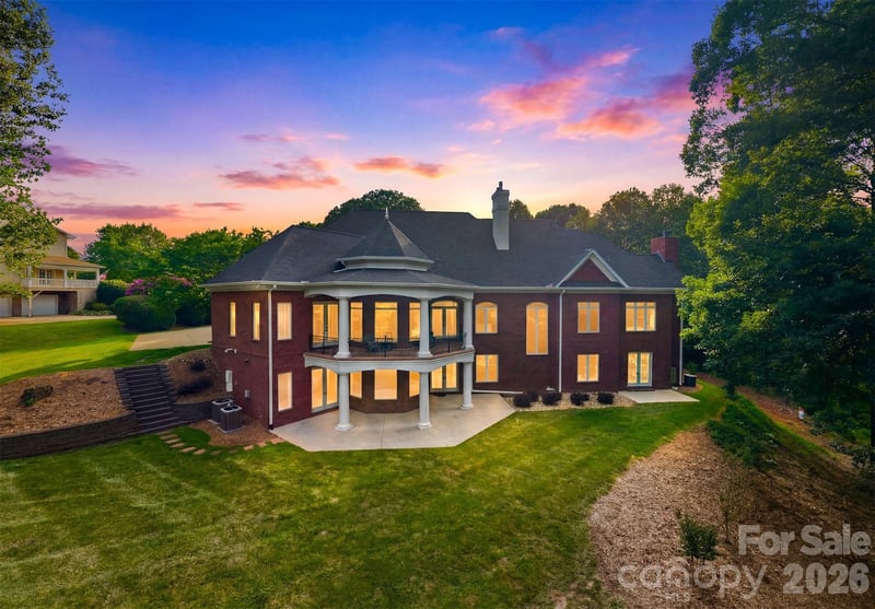 3745 Pinecrest Dr, Hickory, NC 28601