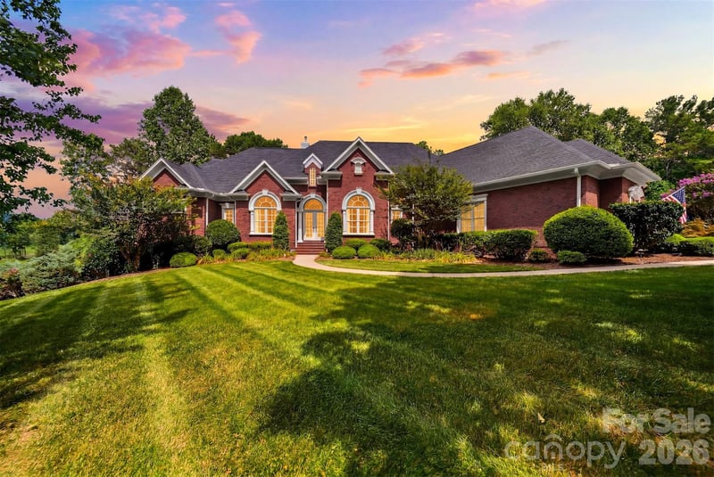 3745 Pinecrest Dr, Hickory, NC 28601