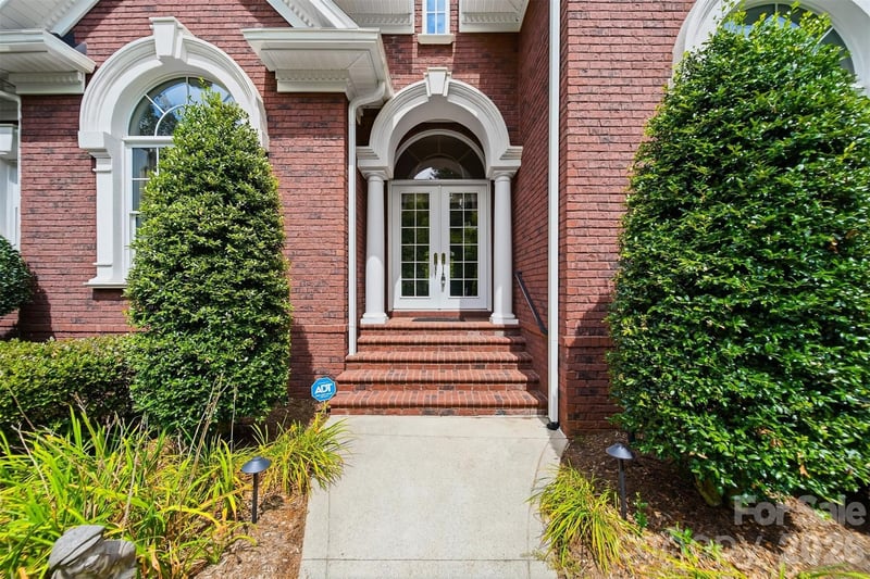 3745 Pinecrest Dr, Hickory, NC 28601