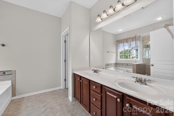 5918 Phyliss Ln, Charlotte, NC 28227