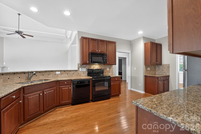 5918 Phyliss Ln, Charlotte, NC 28227