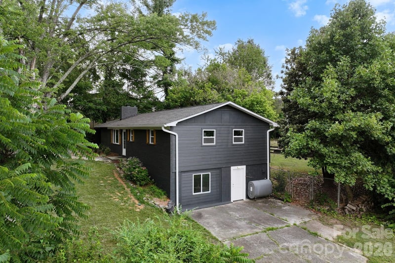 28 Pine Ln, Asheville, NC 28806