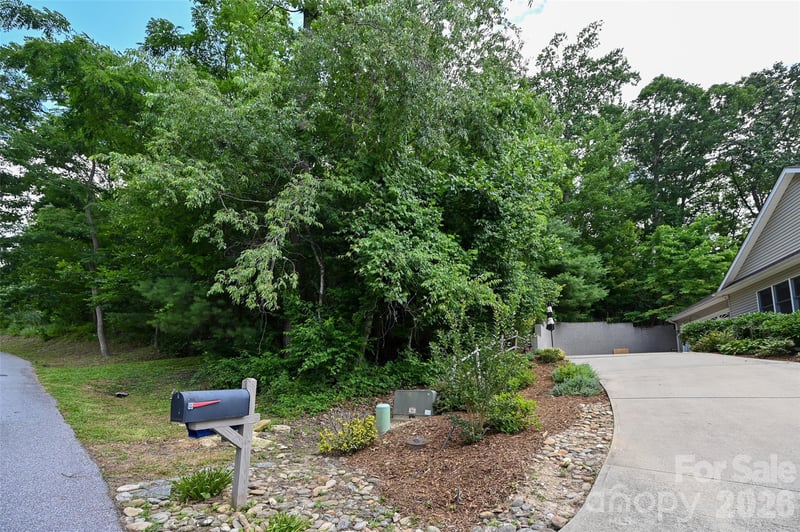 77 Carriage West Dr, Hendersonville, NC 28791