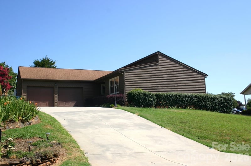 1647 Woodridge Cir, Hickory, NC 28602