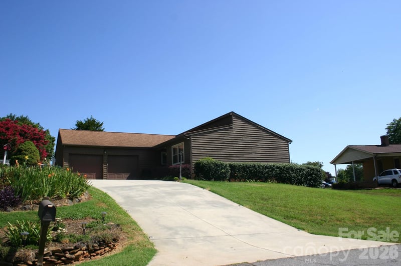 1647 Woodridge Cir, Hickory, NC 28602