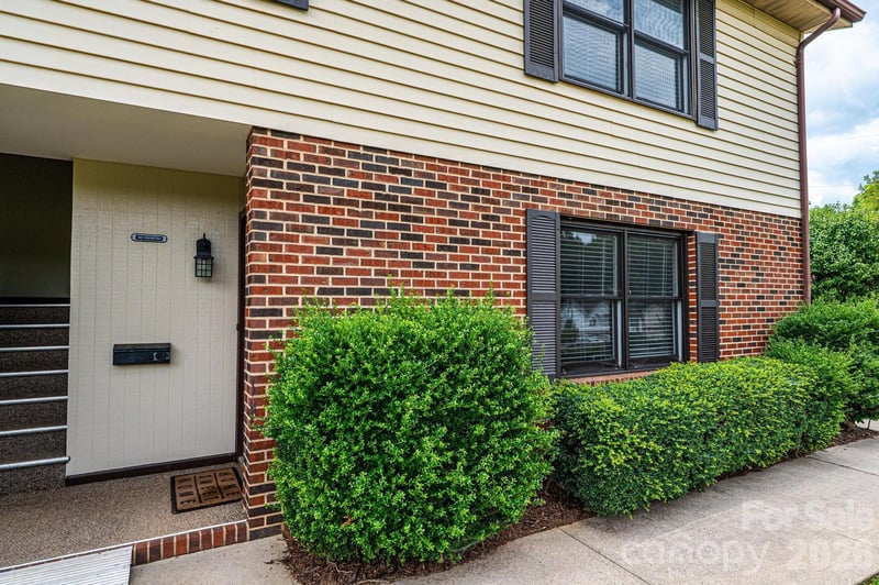 525 12th St #28, Hickory, NC 28602