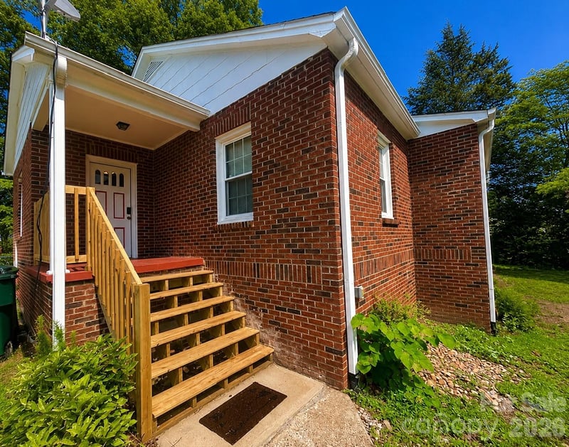 112 3rd St, Conover, NC 28613