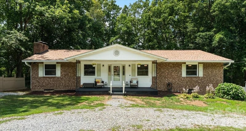 216 Dundeve Cir, Hendersonville, NC 28792