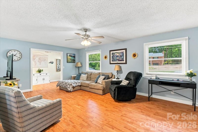 216 Dundeve Cir, Hendersonville, NC 28792
