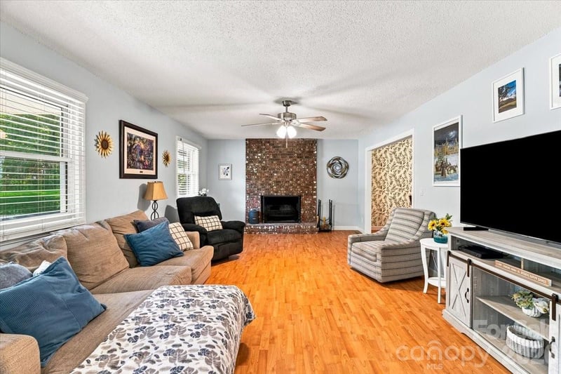 216 Dundeve Cir, Hendersonville, NC 28792