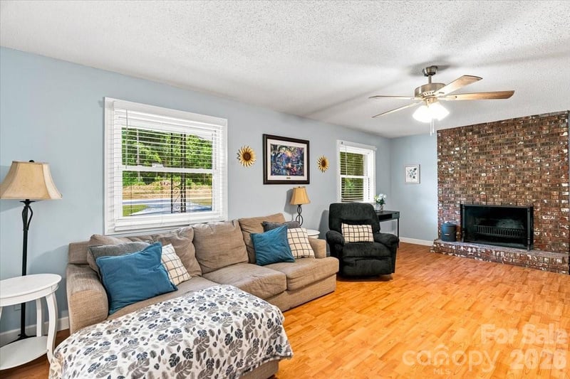 216 Dundeve Cir, Hendersonville, NC 28792