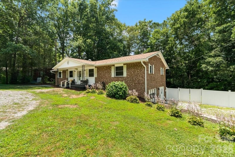 216 Dundeve Cir, Hendersonville, NC 28792