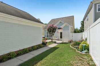 16447 Leavitt Ln, Davidson, NC 28036