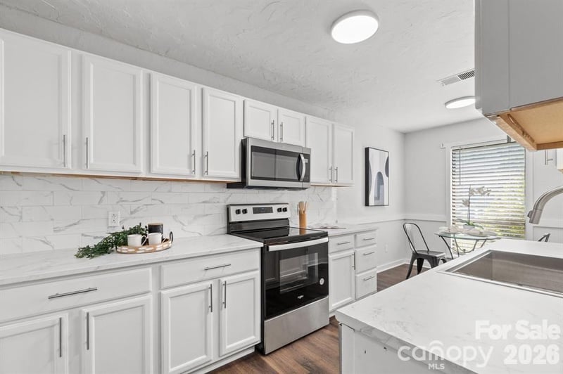 4340 Center St #403, Hickory, NC 28601