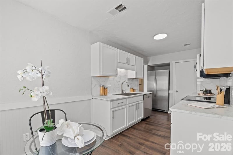 4340 Center St #403, Hickory, NC 28601