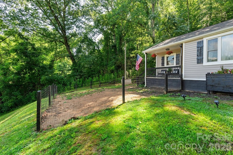 1226 Newfound Rd, Leicester, NC 28748