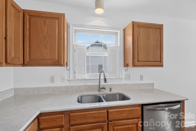 906 Woodhill Dr, Fletcher, NC 28732