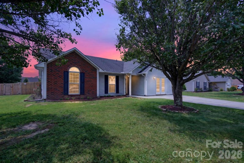 906 Woodhill Dr, Fletcher, NC 28732