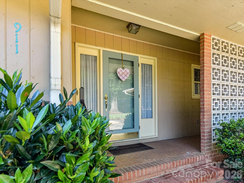 911 Lansdowne Rd, Charlotte, NC 28270