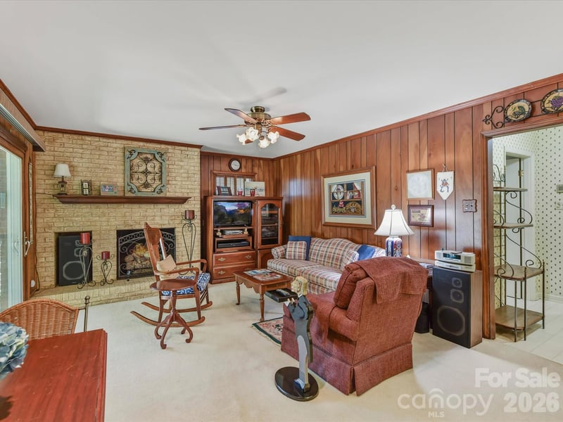 911 Lansdowne Rd, Charlotte, NC 28270