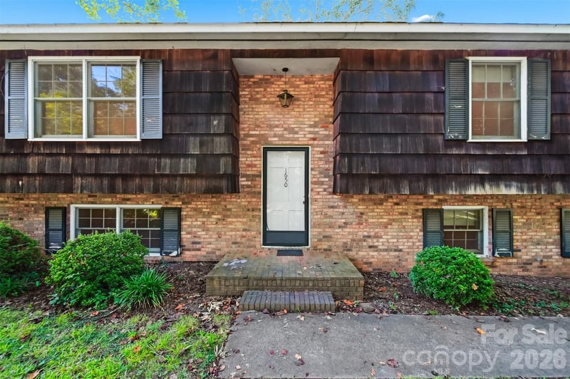 1650 12th Street Dr, Hickory, NC 28601