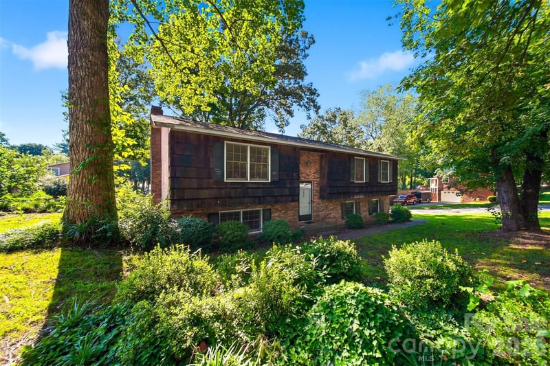 1650 12th Street Dr, Hickory, NC 28601