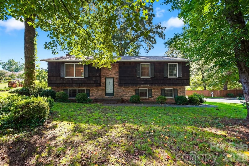 1650 12th Street Dr, Hickory, NC 28601