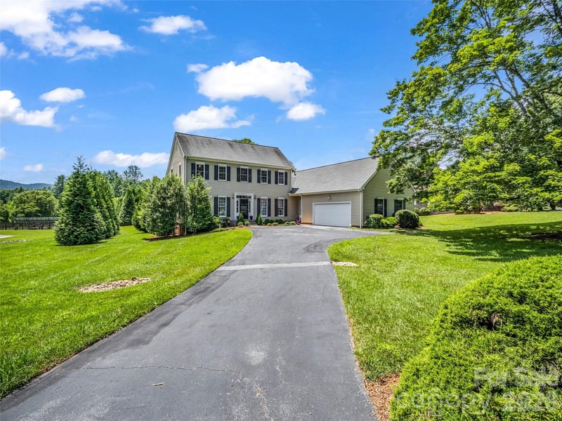207 Sugar Hollow Rd, Hendersonville, NC 28739