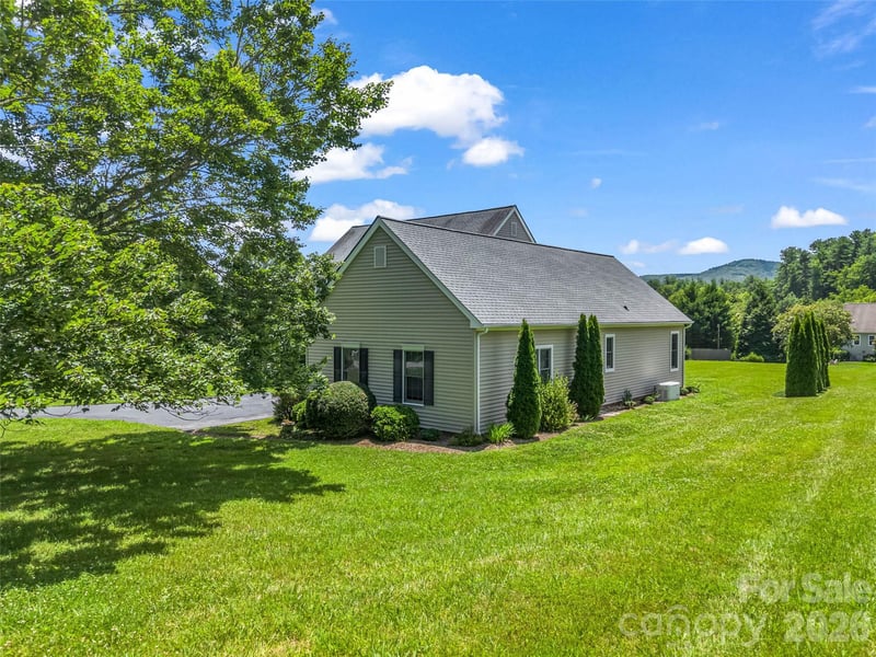 207 Sugar Hollow Rd, Hendersonville, NC 28739