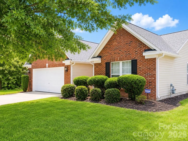 325 Dutchmans Meadow Dr, Mount Holly, NC 28120