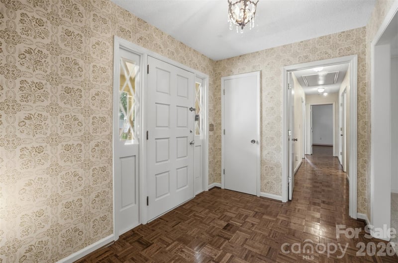 3721 9th Street Dr, Hickory, NC 28601