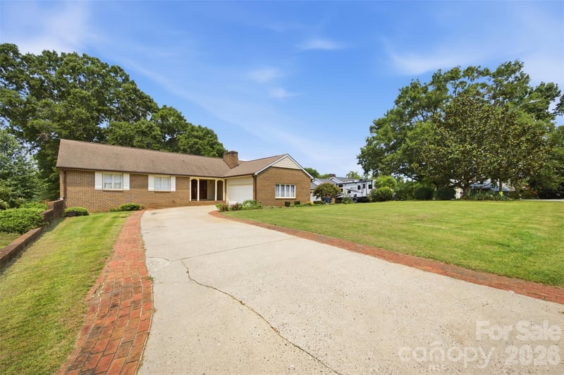 3721 9th Street Dr, Hickory, NC 28601